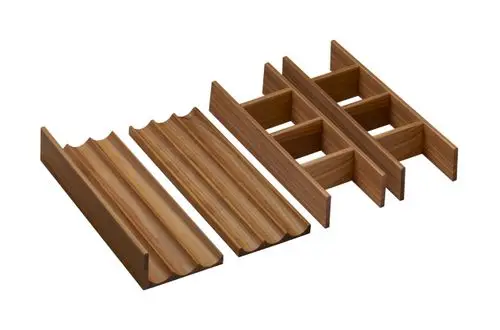 Set aus Holzschalen mit unterschiedlichen Einteilungen, geeignet zur Organisation in Schubkästen, von der Marke Hansgrohe.